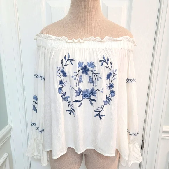 2/$20 American Eagle Ebroidered Peasant Top M - Picture 1 of 12